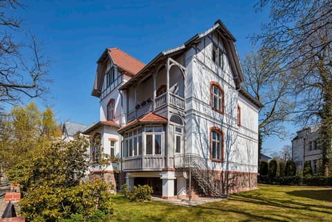 Vila histórica com empena em enxaimel, mirante e varanda coberta